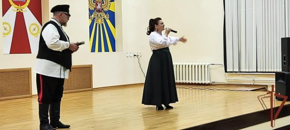 Пётр и Марина Суховы поздравили военнослужащих с наступающим праздником